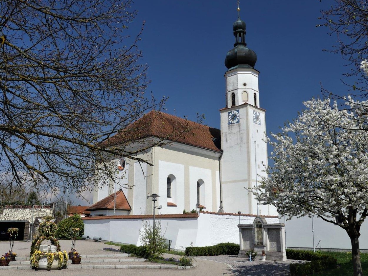 Pfarrkirche St. Laurentius mit Osterbrunnen